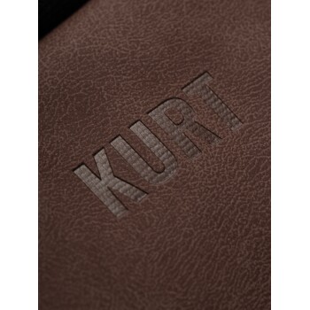 Nahaufnahme einer strukturierten braunen Oberfläche mit dem eingeprägten Namen "KURT", der prominent angezeigt wird.