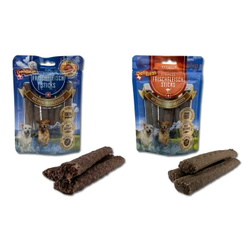 Dwa opakowania przysmaków dla psów DeliBest: jedno z mięsem konia, drugie z strusiem, oba oznaczone "100% naturalne" i "bezglutenowe."