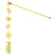 Canne de jeu pour chat jaune avec une longue tige jaune, embouts orange et une ficelle pendante de fleurs en tissu jaunes et une queue en plume.