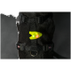 Eine Nahaufnahme eines schwarzen Hundegeschirrs mit einem hellgelben LED-Licht, das für Sichtbarkeit während der Spaziergänge sorgt.