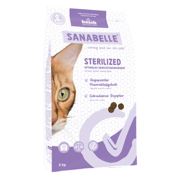Verpackung für Katzenfutter mit einer Nahaufnahme des Gesichts einer orangefarbenen Katze, beschriftet mit "SANABELLE STERILIZED" und Text über Gewichtsmanagement und Zutaten.
