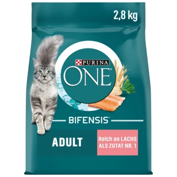 Tüte mit Purina ONE Bifensis Katzenfutter, 2,8 kg, mit einer grauen Katze, mit dem Text 'ADULT' und 'Reich an Lachs als Zutat Nr. 1'.