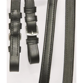 Drei schwarze Leder-Hundeleinen nebeneinander ausgestellt, die verschiedene Stile und Schnallendetails zeigen.