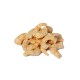 Friandises de crevettes séchées pour animaux, empilées sur un fond blanc, mettant en valeur leur couleur orange et beige.