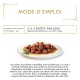 Assiette de morceaux de nourriture humide brune pour chat en sauce avec romarin ; titre «MODE D'EMPLOI» et texte «2 À 3 BOÎTES PAR JOUR»