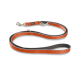 Orange-graue gepolsterte Hundeleine mit Metallclips und einem „Wolters“-Etikett auf weißem Hintergrund.