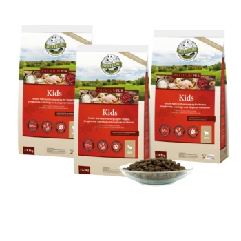 Drei 2,5 kg Beutel BELLIOR Premium Pur Welpenfutter mit der Bezeichnung "Kids," mit einer Schüssel Trockenfutter davor.