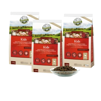 Drei 2,5 kg Beutel BELLIOR Premium Pur Welpenfutter mit der Bezeichnung "Kids," mit einer Schüssel Trockenfutter davor.