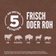 Brauner Hintergrund mit fettgedrucktem weißen Text "5 FRISCH ODER ROH" und Icons von Rind, Wildschwein, Bison, Lamm und Schwein, plus deutschen Frischeinformationen.