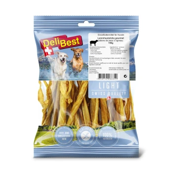 Lammhaut Sticks 150g Hundeleckerlis in einer klaren Verpackung mit dem Etikett "DeliBest", die Gourmet-Lammhautstangen, 150g, mit Schweizer Qualitätsansprüchen und glutenfreien Symbolen zeigen.