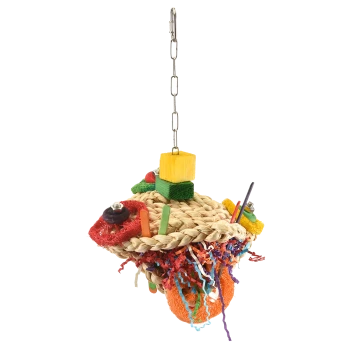Buntes Vogelspeilzeug in Fischform, aus gewebten Materialien, mit verschiedenen Texturen und lebhaften Holzblöcken, die von einer Kette hängen.