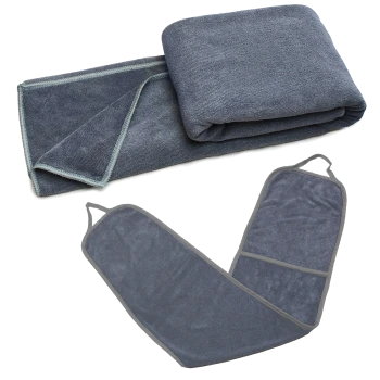 Ein gefaltetes, dunkelgraues Haustier-Trockentuch und ein passender Pflegehandschuh, beide aus weichem Material, auf einem weißen Hintergrund präsentiert.