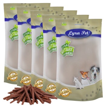 Fünf Tüten von Lyra Pet natürlichen Haustierleckereien, mit einem Haufen Leckerli-Sticks davor, mit Bildern eines Hundes und einer Katze auf der Verpackung.