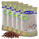 Fünf Tüten von Lyra Pet natürlichen Haustierleckereien, mit einem Haufen Leckerli-Sticks davor, mit Bildern eines Hundes und einer Katze auf der Verpackung.