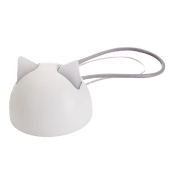 Sure Petcare Hub Weißes katzenförmiges Haustierspielzeug mit spitzen Ohren und flexiblem Schwanz, entworfen für interaktives Spielen.