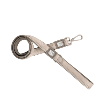 Beige Max & Molly Hundeleine mit Metallverschluss und Markenanhängern, zusammengerollt und flach auf weißem Hintergrund ausgelegt.