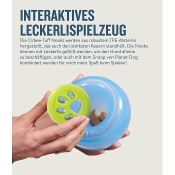 Interaktives Leckerli-Spielzeug in blauer Farbe, mit einer Hand, die eine grüne Kappe hält; geeignet für Hunde, um sie zu beschäftigen.