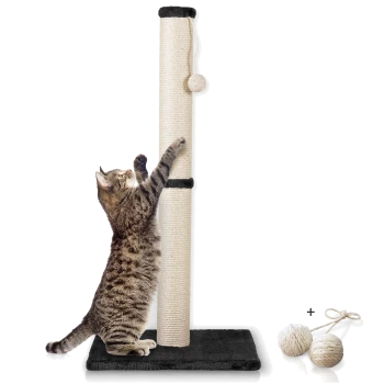 Eine getigerte Katze, die an einem hohen, mit Sisal bezogenen Kratzbaum mit einem baumelnden Ball kratzt, begleitet von zwei zusätzlichen Spielbällen an der Seite.