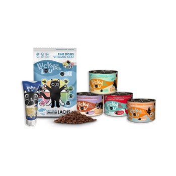 Lucky Lou Katzenfutterdisplay: Dosen, Beutel, Tube, Kroketten und eine cartoonhafte schwarze Katze; Verpackungstext 'EINE DOSIS VITAMIN SEA!'