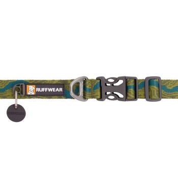 Ein grün-blau gemustertes Hundehalsband mit einer schwarzen Schnalle und einem Anhänger, der das "RUFFWEAR"-Logo zeigt.