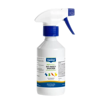 Weißer Sprühflakon mit blauem Abzug, beschriftet mit „Canina PETVITAL BIO-INSECT SHOCKER UMGEBUNGSSPRAY“, mit bunten Tier-Symbolen.