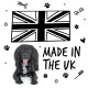 Ein schwarzer Hund sitzt vor einer Union Jack Flagge, mit dem Text 'MADE IN THE UK' deutlich angezeigt.