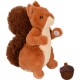 Un jouet écureuil en peluche avec une queue duveteuse, tenant un petit gland, à côté d'un jouet en forme de gland marron.