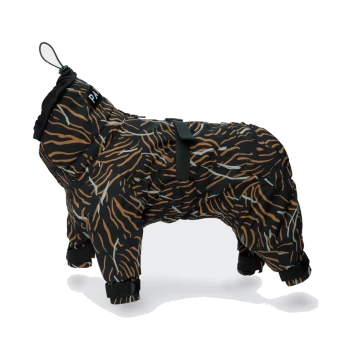 Schwarz-brauner tigergestreifter Hunderegenmantel mit verstellbaren Riemen und Kapuze, mit der Aufschrift „PAW“ am Hals.