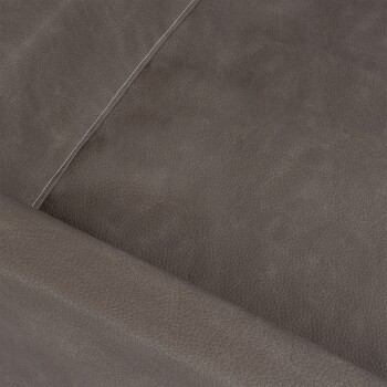 Nahaufnahme eines strukturierten, dunkelgrauen Kunstlederstoffs mit subtiler Glanz und sichtbaren Nähten entlang der Kante.