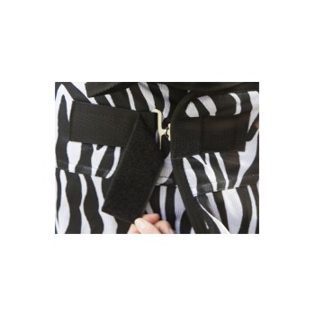 Nahaufnahme eines schwarz-weißen gestreiften Haustierträgers mit einer Hand, die einen Klettverschluss hält, um den Verschlussmechanismus zu zeigen.