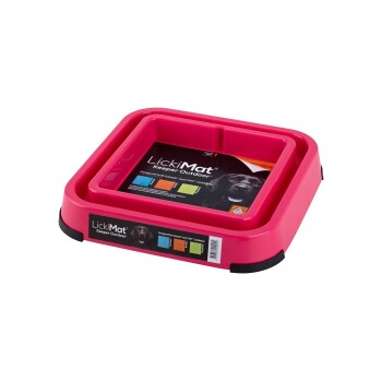 Helle pinke LickiMat Keeper Outdoor-Futtermatte für Haustiere mit einem schwarzen Etikett, das das Gesicht eines Hundes zeigt, entworfen für den Einsatz im Freien.