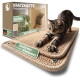Getigerte Katze, die sich auf gewebten Sisal-Kratzmatten streckt; auf der Produktbox steht KRATZMATTE Platzsparend und Bohren oder Kleben.