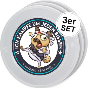 Ein Set aus drei Hundenäpfen mit einem Cartoon-Mops in einem Karate-Outfit, mit dem Text 'ICH KÄMPFE UM JEDEN BISSEN' und einem Webseitenlink.