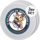 Ein Set aus drei Hundenäpfen mit einem Cartoon-Mops in einem Karate-Outfit, mit dem Text 'ICH KÄMPFE UM JEDEN BISSEN' und einem Webseitenlink.