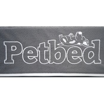Graues Haustierbett mit weißem gesticktem Text "Petbed" und einem Cartoonbild eines schlafenden Hundes.