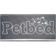 Graues Haustierbett mit weißem gesticktem Text "Petbed" und einem Cartoonbild eines schlafenden Hundes.