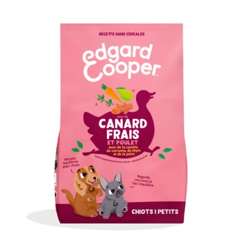Sac rose de nourriture pour chiots Edgard Cooper étiqueté « Canard Frais et Poulet », sans céréales, avec illustrations de chiots et silhouette de canard.