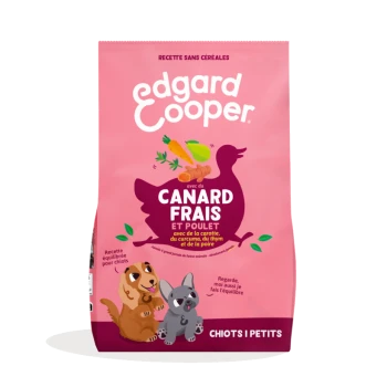 Sac rose de nourriture pour chiots Edgard Cooper étiqueté « Canard Frais et Poulet », sans céréales, avec illustrations de chiots et silhouette de canard.