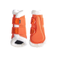 Orangefarbene Haustierstiefel mit weißem Kunstfellfutter und verstellbaren Riemen, entworfen für Komfort und Schutz.