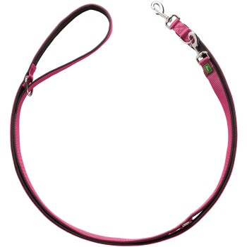 Rote und schwarze Hundeleine mit gepolstertem Griff und einem Metallclip zur Befestigung, vor einem weißen Hintergrund präsentiert.
