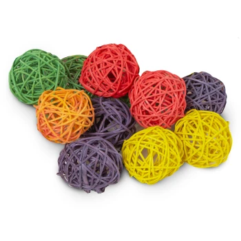 Bunte Haustierspielzeuge aus geflochtenen Strängen, darunter grüne, rote, orange, lila und gelbe Bälle, auf einem weißen Hintergrund angeordnet.
