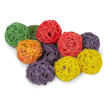 Bunte Haustierspielzeuge aus geflochtenen Strängen, darunter grüne, rote, orange, lila und gelbe Bälle, auf einem weißen Hintergrund angeordnet.