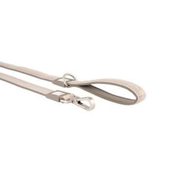 Beige Hundeleine mit gepolstertem Griff und Metallverschluss auf weißem Hintergrund.