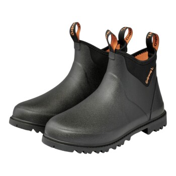 Paar schwarze Gummi-Slipper-Knöchelstiefel mit Profilsohlen, orangefarbenem Innenfutter und orangefarbenen Zuglaschen mit schwarzem Text.