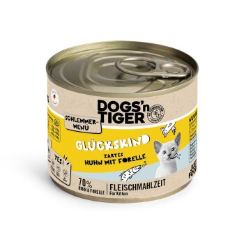 Dosenfutter für Katzen mit der Aufschrift "DOGS'n TIGER", das "GLÜCKSKIND" zeigt, mit einem Design, das ein Kätzchen und einen Fisch zeigt. Enthält 70 % Huhn und Forelle.