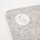 Grau Haustiermatte mit einer weichen, filzartigen Textur, rechteckiger Form und abgerundeten Ecken, geeignet für den Komfort von Haustieren.