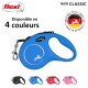 Laisse rétractable pour chien Flexi bleue avec un design circulaire, étiquetée 'NOUVEAU CLASSIQUE', disponible en quatre couleurs, avec un logo et 'FABRIQUÉ EN ALLEMAGNE.'