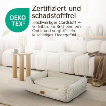 Haustierbett auf einem weichen Teppich in einem gemütlichen Wohnzimmer, mit einem gestreiften Design und einem Holzschild. Der Text hebt die OEKO-TEX-Zertifizierung hervor.