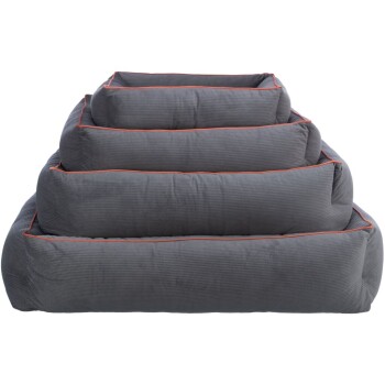 Graues Haustierbett mit vier gestapelten Schichten, mit orangefarbenen Paspeln entlang der Kanten.