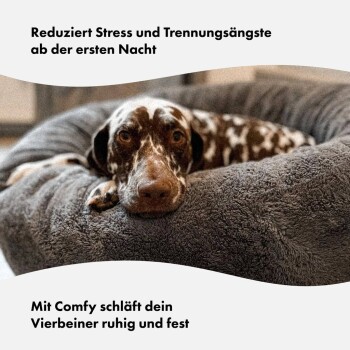 Ein entspannter Hund auf einem plüschigen runden Bett. Textüberlagerung: "Reduziert Stress und Trennungsangst von der ersten Nacht."